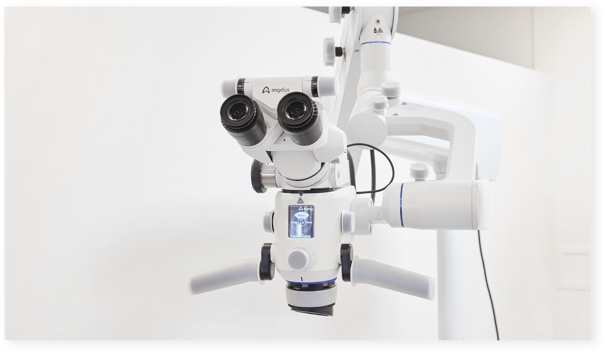 マイクロスコープを使用した精密治療